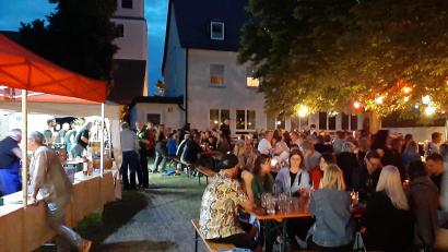 Archivbild: ise
Die Kolpingsfamilie Schirmitz lädt diesen Samstag zum Weinfest in den Garten der Jakobsklause ein. Ab 18 Uhr wird im Garten unter den Kastanienbäumen und in der Freihalle gefeiert.