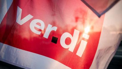 Symbolbild: Fabian Strauch/dpa
Die Gewerkschaft Verdi hat in dieser Woche erneut die Zivilbeschäftigten in der Oberpfalz zu Streiks aufgerufen.