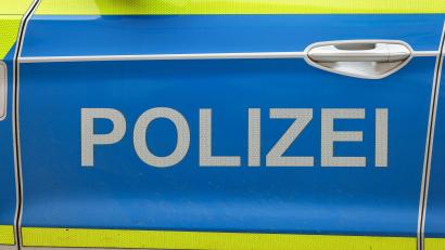 Symbolbild: Jan Woitas/dpa
Bei einem Verkehrsunfall auf der A 93 bei Schwarzenfeld entdecken Beamte der Autobahnpolizei einen vorliegenden Haftbefehl gegen einen der Unfallbeteiligten.