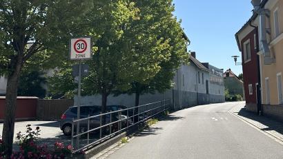 Bild: Stefanie Gradl
Durch den Erwerb der ehemaligen Brauerei Hammer (Gebäude links), können nach Abriss des Gebäudes, 22 neue Parkplätze in Marktplatznähe errichtet werden.
