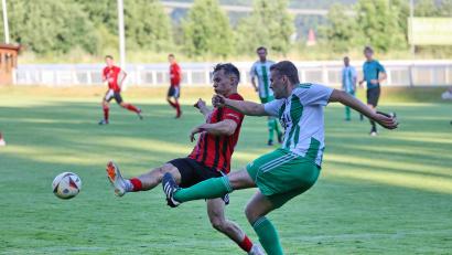 Archivbild: Dieter Jäschke
Für Julian Kiener (links, gegen Andreas Lang vom FC Wernberg), den Neuzugang des SC Luhe-Wildenau, könnte es beim Höhbauer-Cup zu einem schnellen Wiedersehen mit seinem Ex-Verein SpVgg SV Weiden kommen.