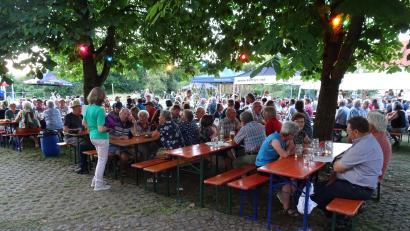 Bild: Alfred Hammer
Zahlreiche Besucher genossen den lauen Sommerabend im Pfarrgarten