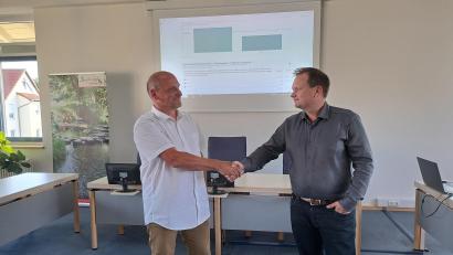 Bild: Udo Bartsch
Nach der Auszählung im Speichersdorfer Rathaus: Markus Neubauer, links, und Bürgermeister Christian Porsch beim versöhnenden Handschlag.