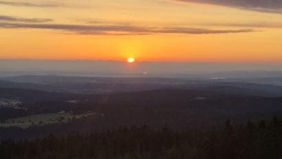 Bild: Michael Schneider
Ein beeindruckender Sonnenaufgang über dem Steinwald bot sich den Teilnehmern von 24 Stunden Steinwald vom Oberpfalzturm aus.