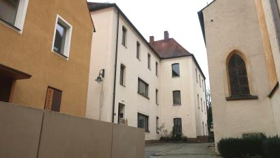 Bild: Hirsch
Das ehemalige Konventgebäude in der Kirchengasse (Mitte), neben der Jakobskirche (rechts) und dem Kinderhaus (links) gelegen, soll saniert werden. Die Maßnahme steht jetzt auf der Streichliste der Stadt Schwandorf.