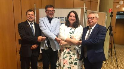 Bild: Renee Costatini, Stadtverwaltung Eschweiler 
Den europäischen Gedanken stärken. Einig waren sich darüber (von links) Sulzbach-Rosenbergs Zweiter Bürgermeister Günter Koller; Bürgermeister Rich Michalowski, Reigate&Benstead; Bürgermeisterin Nadine Leonhardt, Eschweiler und Bürgermeister Dominique Baert, Wattrelos".