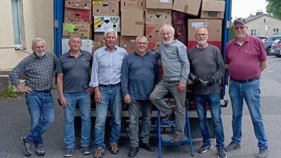 Bild: Hans Karl
Dreieinhalb Stunden nahm das Beladen des Lastwagens in Anspruch. Dabei halfen (von links): Benno Riedl, Stefan Dippl, Franz Ficker, Gerhard Merkl, Hans Karl, Hans Forster und Adolf Rettinger.