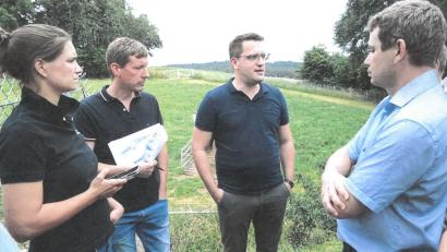 Bild: Josef Wittmann
Lena Gruber, Betriebsleiter Florian Werner, Abgeordneter Christian Doleschal und Dominik Bäumel, Mitglied der BBV-Kreisvorstandschaft Regensburg (von links) diskutierten über EU-Richtlinien und Verordnungen.