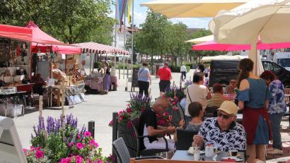 Bild: kro
Das ist angenehm: Vom Café aus genießen die Marktbesucher einen Blick auf den Peter- und Paul-Markt in Tirschenreuth.