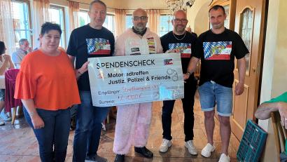 Bild: hbl
Übergabe der Spende an die Strettbunnycrew durch das Organisationsteam. Die Summe erhöhte sich bis zum Ende des Treffens auf 2.500 Euro.