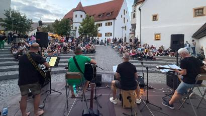 Bild: Marko Pammer
Zahlreiche Rockklassiker hatten die Musiker von Schmex bei ihrem Konzert im Nabburger Spitalhof im Gepäck.