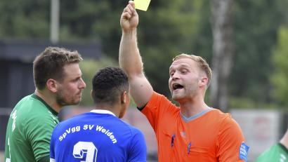 Symbolbild: Hubert Ziegler
Ganz ruhig: Nur der Kapitän einer Mannschaft bekommt eine Sprechstunde beim Schiedsrichter. In Bayern wird die "Kapitänsregel" längst praktiziert, ab dem 1. Juli gilt sie Fifa-weit.