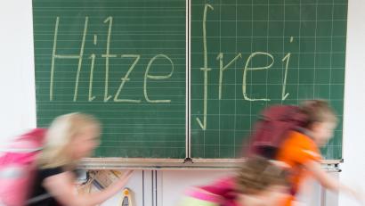 Symbolbild: Sebastian Kahnert/dpa
Gibt es Hitzefrei an Weidens Schulen? Die Gymnasien lassen nur teilweise den Nachmittagsunterricht ausfallen, die Realschulen verkürzen den Unterricht allgemein.
