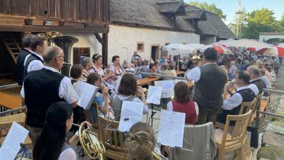 Bild: aub
Für den perfekten Kirwaausklang im Edelmannshof sorgte die Nabburger Blasmusik.