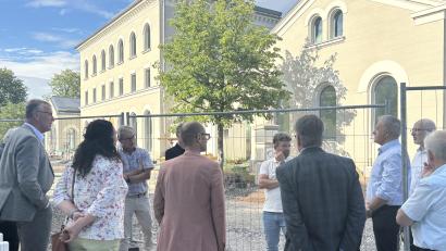 Bild: Thomas Weiß
Die CSU-Kreistagsfraktion und die Fraktion Zukunft TIR haben den Kulturbahnhof Wiesau besichtigt, um sich über den Fortschritt der Sanierungsarbeiten zu informieren.