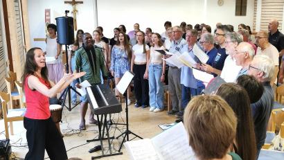 Bild: Portner
Komponistin Steffi Heelein und der Projektchor 3/Neunburg proben die Lieder für das Afrika-Musical.
