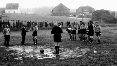 Bild: Archiv DJK Seugast
Definitiv nichts für Schönwetter-Fußballer: Der Platz der DJK Seugast stand früher nach Regenfällen unter Wasser. Gekickt wurde trotzdem.