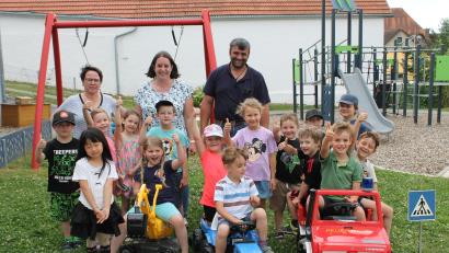 Bild: Ursula Zimmermann
Die Kinder freuten sich über die Fahrzeuge, die Matthias und Christina Hartinger (zweite und dritter von rechts, letzte Reihe) mitbrachten.