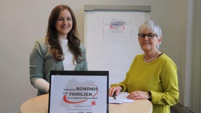 Bild: Eva Plößner, Agentur für Arbeit Schwandorf
Christina Süß (links) und Helga Forster (rechts) ermuntern alle Kommunen und Unternehmen, sich am Wettbewerb „Familienfreundlicher Landkreis Schwandorf“ zu beteiligen.