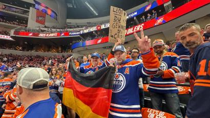 Bild: Maschauer/privat
Jürgen Maschauer (links) und Jörg Sperber (rechts) beim fünften Spiel der NHL-Finalserie zwischen den Edmonton Oilers und den Florida Panthers.