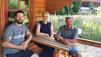 Bild: Portner
Vorsitzender Florian Ilchmann (links) und seine Vorgänger Barbara Winkler und Josef Baumer blicken beim Pressegespräch im Vereinsgarten auf "100 Jahre OGV Teunz" zurück.