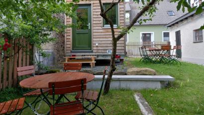 Archivbild: mmj
Rund um das Tiny House mit der Schusterwerkstatt gibt es jetzt in Schönsee einen kleinen Biergarten.