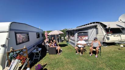 Bild: jua
Auf dem neuen Campingplatz in Perschen haben es sich die Gäste gemütlich gemach . , so auch die Familie Zahn, die sich auch auf dem "alten" Platz jahrzehntelang gerne aufgehalten hatte.