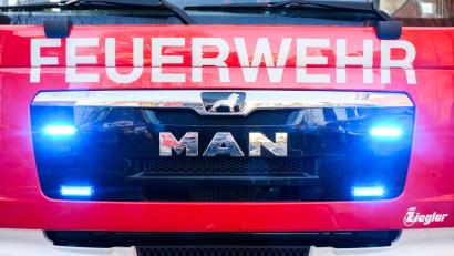 Bild: Julian Stratenschulte/dpa
Am Morgen ist die Feuerwehr noch zur Brandwache vor Ort. (Symbolbild)