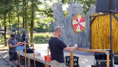 Bild: Florian Wein
André Gießübl (links) und Thomas Gitter (rechts) beim Aufbau der Kulissen