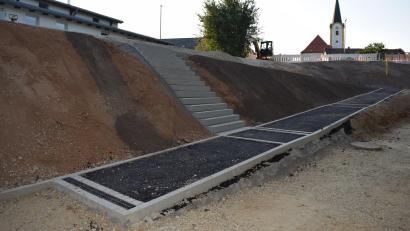 Bild: bnr
Der Ausbau des Naabweges steht kurz vor der Fertigstellung. Die Rampe und die Abkürzungstreppe, beim Feuerwehrhaus gehören zu den letzten Maßnahmen.