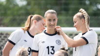 Archivbild: Sebastian Gollnow/dpa
Als erfahrene Spielerin steht Sara Däbritz mit der Nummer 13 ab und an im Mittelpunkt. Besonders, wenn es um ihren Wechsel zu Real Madrid geht.