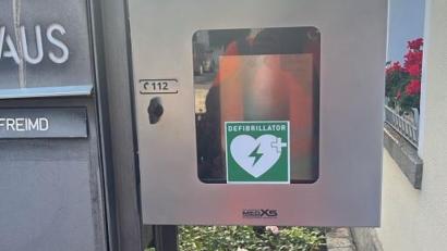 Bild: Uwe Groß
Der Defibrillator befindet sich links neben der Eingangstür zum Rathaus.