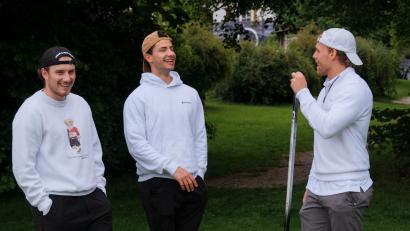 Bild: Lukas Kirsch (@cherrysgraph)
Max Menner, Daniel Schwaiger (Mitte) und Leon Hüttl (rechts) bildeten beim offenen Golfturnier eine Gruppe.