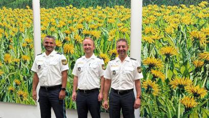 Bild: PI Tirschenreuth
Zum 1. Juli haben bei der Polizeiinspektion Tirschenreuth zwei neue Führungskräfte ihren Dienst angetreten. (v. l. n. r.) PHK Muhammet Dal, Dienststellenleiter PHK Dominik Plank, PHK Carsten Schultes