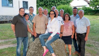 Bild: Miriam Hanebuth
Die beiden Vorstandschaften der CSU Püchersreuth und Wurz sind sich einig: Miriam Hanebuth (Mitte) soll Bürgermeisterkandidatin für die Kommunalwahl 2026 sein.