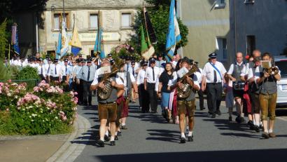 Bild: whü
15 Vereine mit ihren Fahnenabordnungen sowie etliche Ehrengäste marschierten beim Festzug zur Ehre der Soldatenkameradschaft Wirbenz mit.