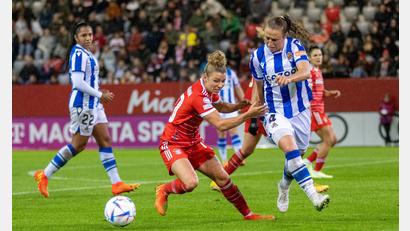 Bild: Ulrich Gamel/dpa
Michaela Specht (rechts) hier im Trikot von Real Sociedad San Sebastian gegen den FC Bayern bringt viel Erfahrung mit an die Weser.