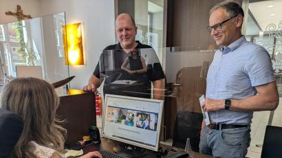 Bild: pz
Als erste Kommune im Landkreis Tirschenreuth bietet die Stadt Waldsassen das Einwohnermeldewesen als digitalen Bürgerservice an. IT-Abteilungsleiter Holger Zeitler und Bürgermeister Bernd Sommer (stehend, von links, in der Bürger-Info) schilderten zusammen mit Sachgebietsleiterin Andrea Ernstberger die Details.