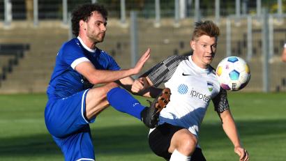 Archivbild: btg
Igli Cami (links) wird künftig nicht mehr für die SpVgg SV Weiden auflaufen. Der Mittelfeldspieler wechselt zum Ludwigsfelder FC.