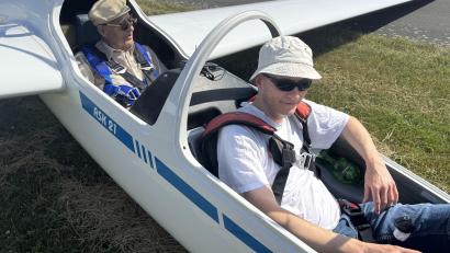 Bild: Gerhard Döhrling
Passagier Anton Seiler ist mit Pilot Michael Güntner wieder sicher in Erbendorf gelandet.