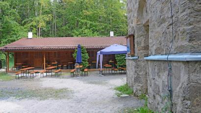 Bild: Gabi Schönberger
Für die Strobelhütte am Fuße des Vierlingsturms sucht der Oberpfälzer Waldverein, Hauptverein Weiden, ab August einen neuen Pächter.