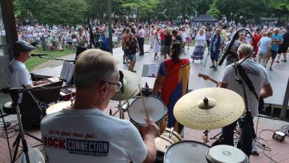 Bild: Kunz
Rund Tausend Menschen feiern bei sengender Hitze mit der Band "RockConnection".