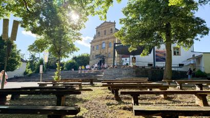 Bild: Petra Hartl
Gerade während der brütenden Mittagshitze herrscht vor – und meist auch in – der Bergkirche ziemliche Leere. Eine Beschickerin des Bergfestes appelliert an die Amberger, auch den geistlichen Aspekt nicht zu vergessen.