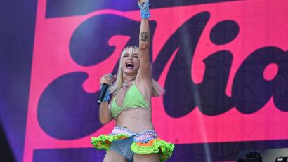 Bild: Roberto Pfeil/dpa
Eine Verfechterin der freien Liebe: Sängerin Mia Julia.