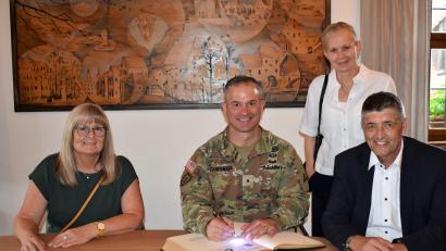 Bild: Renate Gradl
In den vergangenen zwei Jahren war Steven P. Carpenter (Mitte) der kommandierende General des 7. US-Armee Ausbildungskommandos (7.th ATC). Der erste Bürgermeister Edgar Knobloch und seine Frau Gabi sowie Zweite Bürgermeisterin Anita Heßler (links) verabschiedeten sich von ihm.