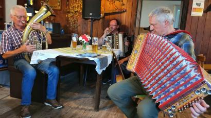 Bild: Portner
Für die Hobbymusikanten Josef Lobinger (von links), Hans Vogl und Günther Lacher ist der Fuchsberger Musikantenstammtisch ein großer Spaß.