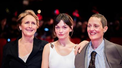 Archivbild: Christoph Soeder/dpa
"Hot Milk" mit Fiona Shaw, Emma Mackey und Vicky Krieps (l-r) wurde bei der diesjährigen Berlinale gezeigt.