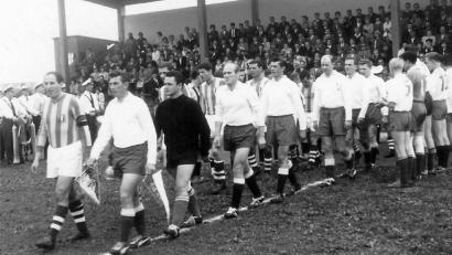 Bild: Archiv Werner Robl
Mit Hilfe von Baumaterialien und einer Finanzspritze des Tonwerks in Wiesau ließen sich der TB Jahn und die SpVgg Wiesau bewegen, ein neues Stadion zu bauen.