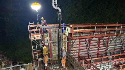 Bild: Heike Unger
Gibt es im Raum Amberg-Sulzbach nicht so häufig: Eine Mitternachtsbaustelle. In diesem Fall für die zweite, größte Brücke der künftigen Westumgehung von Kümmersbruck.