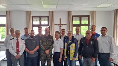 Bild: Fabian Polster/Landratsamt Tirschenreuth
Die Arbeitsgemeinschaft PSNV Tirschenreuth mit Sprecherin Adelheid Baronin von Gemmingen (Mitte), den beiden Gästen Volker Müller (Sechster von links) und Christoph Schrott (Vierter von links.) sowie dem neuen Fachberater PSNV Markus Kölbl (Zweiter von rechts.).